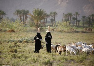 2728BC3F00000578-3019204-Scorching_Women_living_in_the_huge_Hadhramaut_province_in_centra-a-70_1427799143671