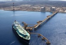 Giant oil tanker arrives in Shabwah to loot over million tons of crude oil