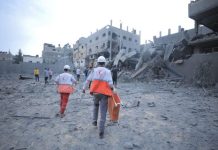 Israeli occupation tanks surround child inside car in Gaza after assassinating her family