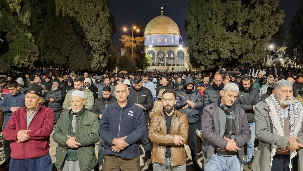 80,000 perform Isha & Tarawih Prayers At Al-Aqsa Mosque ...Yemen