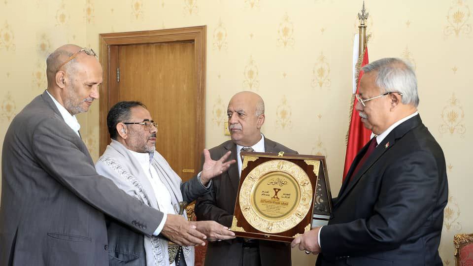 Third Palestine Conference Awards Shield To Dr. Bin Habtoor For His Contributions