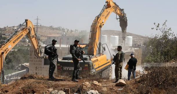 Zionist enemy notifies of demolition of structures near Qalandiya checkpoint in Al-Quds
